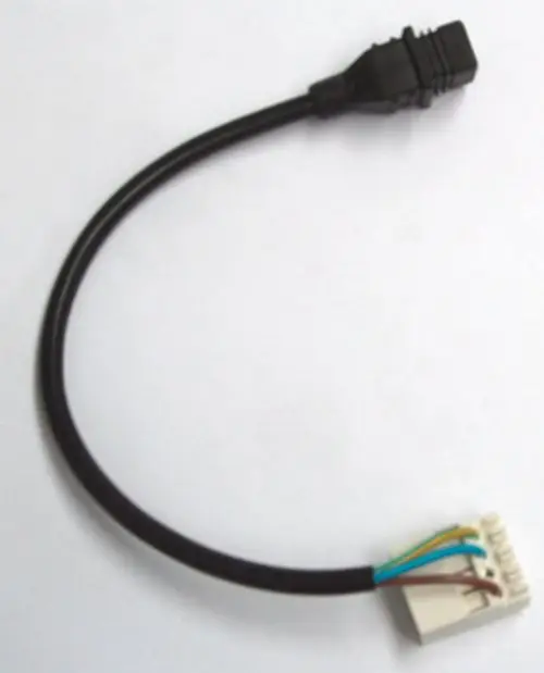 Kabel mit zwei Steckverbindern, einer schwarz und einer in weiß, für den Anschluss an ein Heizsystem von Daikin.